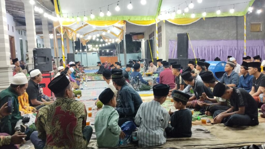 Kental Nuansa Religi, Ratusan Jemaah Padati Rutinan Sholawat Maulid Nabi di Krampon Sampang
