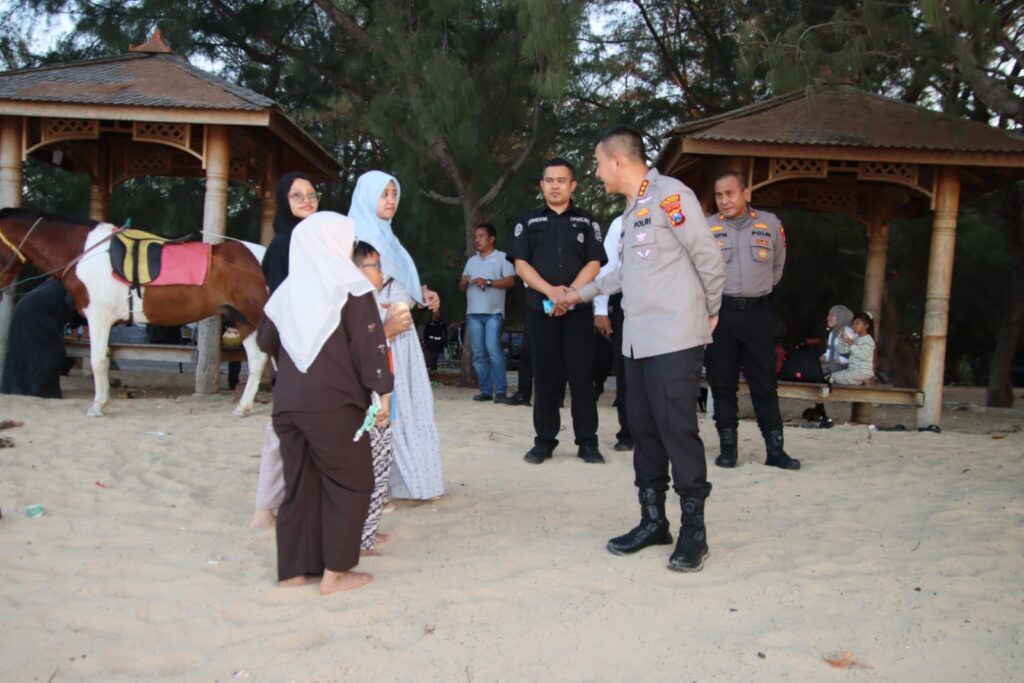 Kapolresta Sumenep Sapa Wisatawan di Pantai Lombang, Patroli Harkamtibmas Jaga Kamtibmas