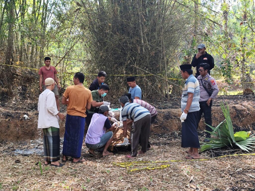 Warga Temukan Mayat Perempuan Terbakar di Batang-Batang Sumenep, Polisi Olah TKP