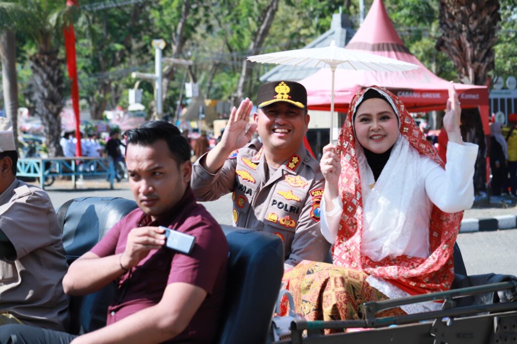 Gresik Merdeka Carnival 2026: Kapolres Gresik Naik Mobil Klasik Ajak Warga “Jogo Gresik”