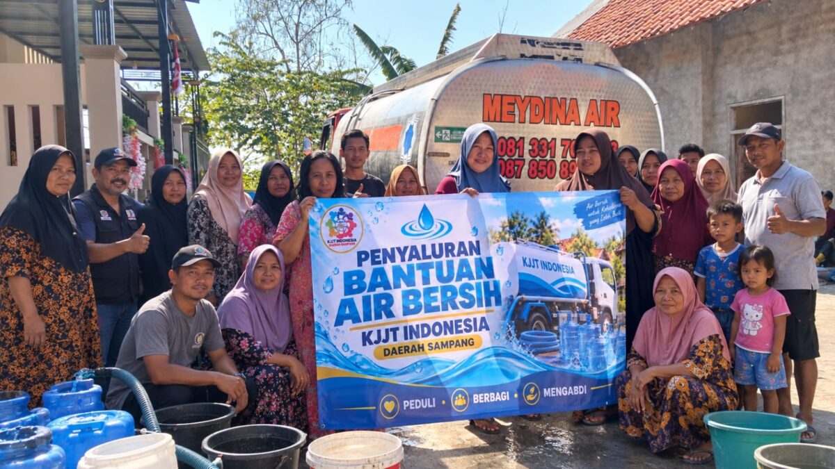 Sumur Mengering, KJJT Indonesia DPC Sampang Salurkan Air Bersih, Warga Tersenyum Sumringah