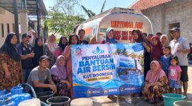 Sumur Mengering, KJJT Indonesia DPC Sampang Salurkan Air Bersih, Warga Tersenyum Sumringah