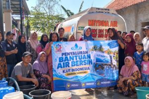 Sumur Mengering, KJJT Indonesia DPC Sampang Salurkan Air Bersih, Warga Tersenyum Sumringah