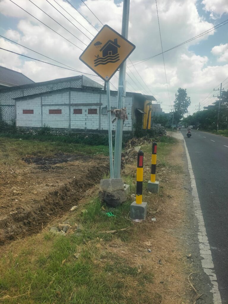 Horor Jalur Pangelen: Galian Drainase Menganga Ditambah PJU Padam, Nyawa Warga Terancam