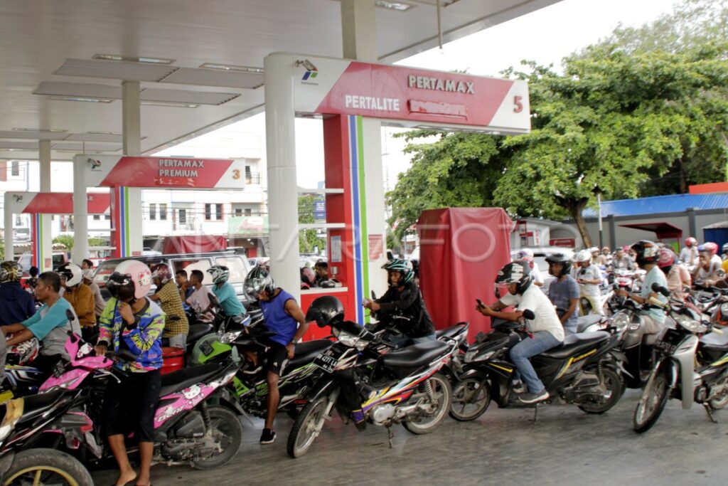 Kelangkaan Pertalite di Sampang Picu Antrean Panjang, Kendaraan Meluber ke Jalan Nasional